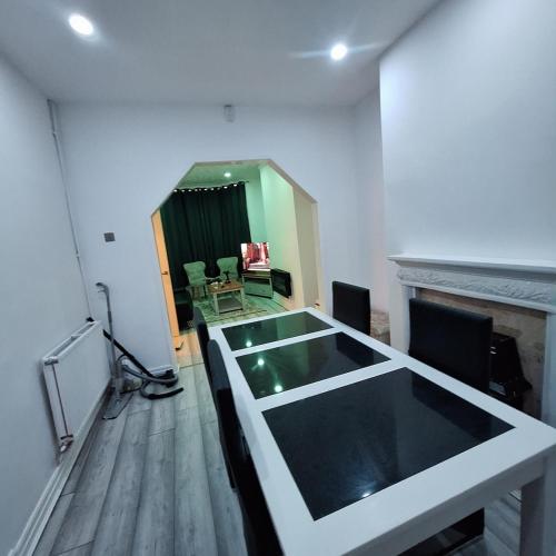Modern, Stylish and Family Friendly Home!, Liverpool (photo 8)