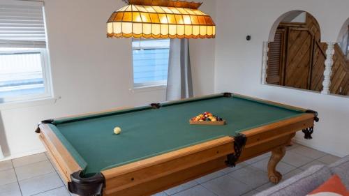 Fun Retro Island Vibe Sleeps 17 Beach 1 block home - image 4