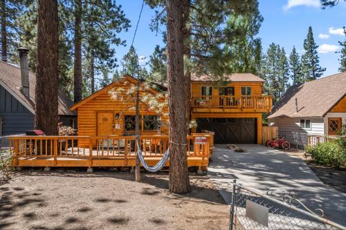 The RobinHood Retreat! A 1 min Walk to SnowPlay!