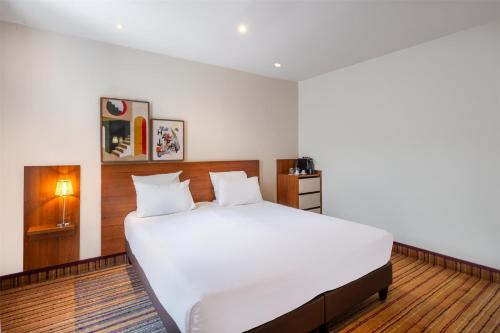 1 king bed, 1 sofa bed