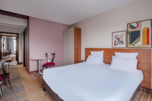 1 double bed, 2 twin beds