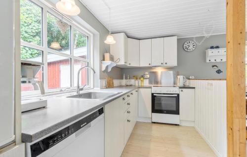 Kitchen, Two-Bedroom Holiday Home In Ebeltoft in Femmoller
