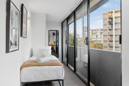 Apartment Sleeps 3 with Modern Styling - image 4