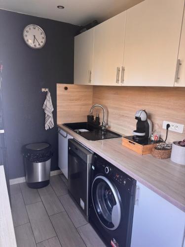 Kitchen, Appartement Cosy tout conford in La Rose