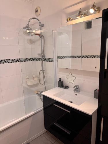 Bathroom, Appartement Cosy tout conford in La Rose