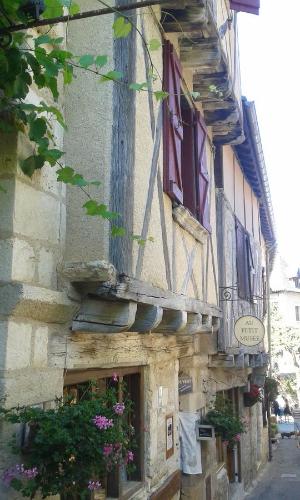 Charme, jardin et vue panoramique en plein coeur de St-Cirq