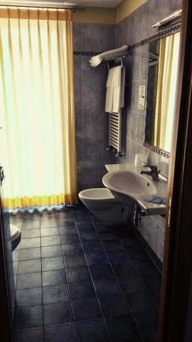 Bathroom, Hotel La Terrazza in Porto San Giorgio