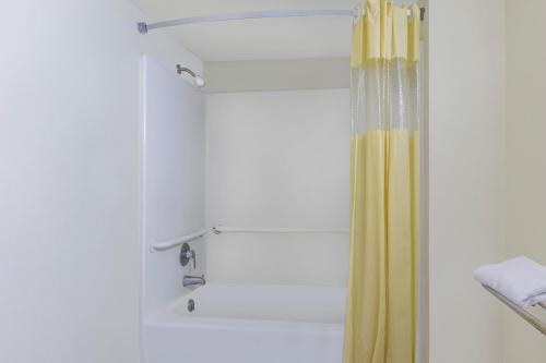 Days Inn Windcrest by Wyndham San Antonio - image 8