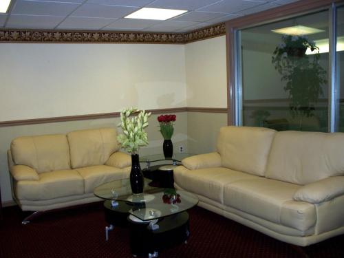 Lobby, BUDGET INN & SUITES in Wall (NJ)