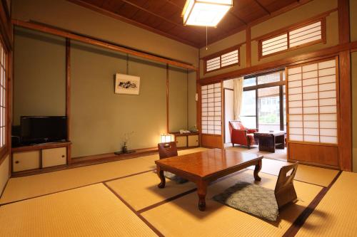 Shimizu Ryokan The 3-star Shimizu Ryokan offers comfort and convenience whether youre on business or holiday in Yufu. The property offers guests a range of services and amenities designed to provide comfort and con