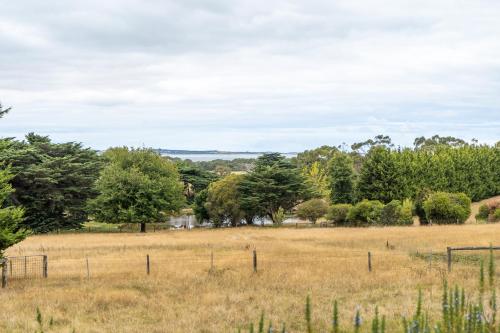 Country Home Stay, Animals, 2 Properties Sleeps 15 in Balnarring