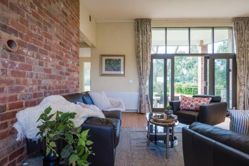 Country Home Stay, Animals, 2 Properties Sleeps 15 in Balnarring