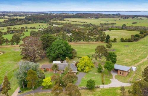 Country Home Stay, Animals, 2 Properties Sleeps 15 in Balnarring