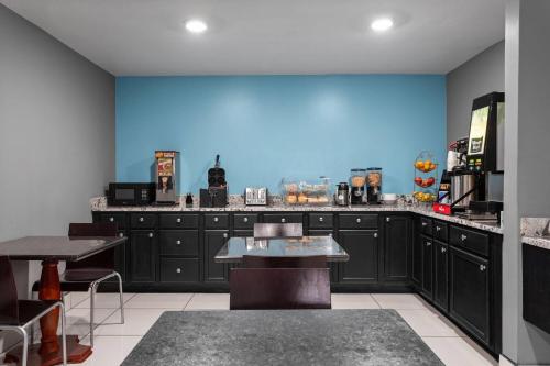 Travelodge by Wyndham Phoenix - image 9