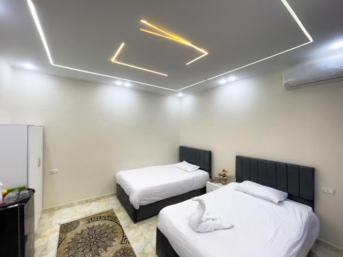 2 twin beds