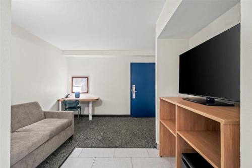 Quality Inn & Suites Near the Theme Parks - image 9