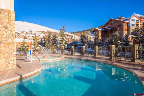 1 Bedroom Condo Perfect Location #303 with Pool and Hot Tub