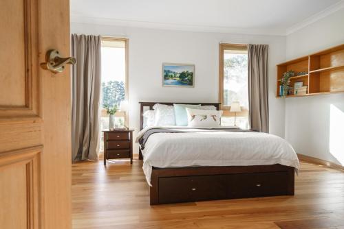 Country Home Stay, Animals, 2 Properties Sleeps 15 in Balnarring