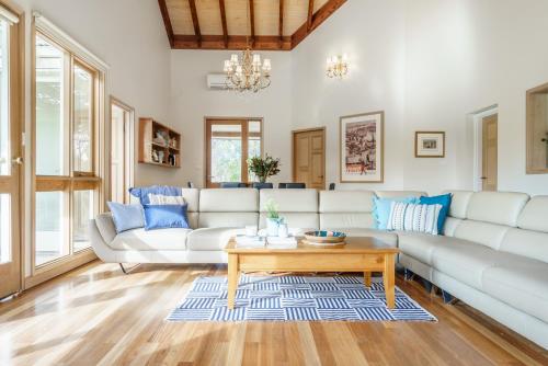 Country Home Stay, Animals, 2 Properties Sleeps 15 in Balnarring