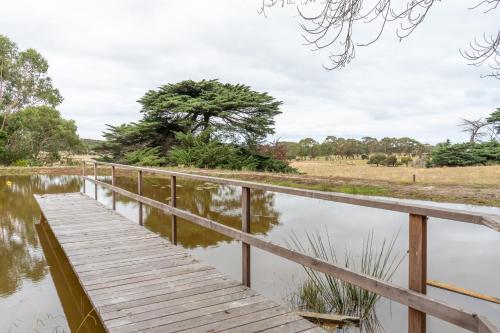 Country Home Stay, Animals, 2 Properties Sleeps 15 in Balnarring