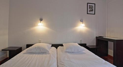 2 twin beds