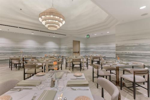 Hilton Anaheim - image 12
