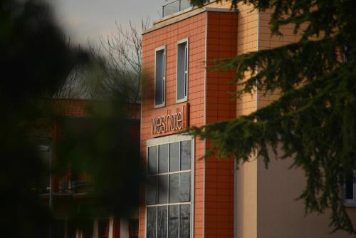 Wes Hotel - image 9