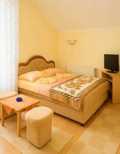 1 king bed, 1 twin bed