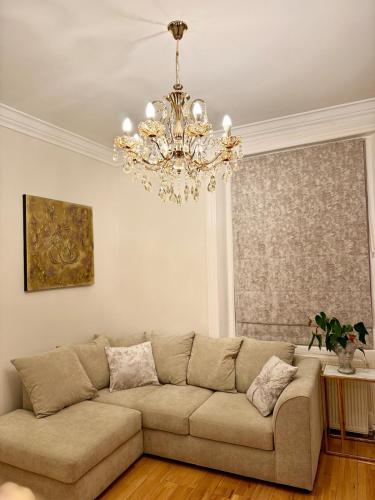 Chique One Bedroom Apartment with Tranquil Sanctuary, Londyn