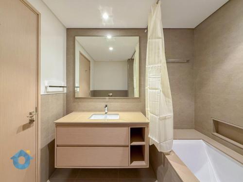 Next to Burj Khalifa & Dubai Mall Luxury 2BR Grande Signature - Like Home - image 5