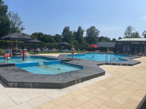 Úszómedence, De Steenhoeve - een prachtig luxe vakantiehuis aan een vijver in het Vechtdal! in Gramsbergen Kern