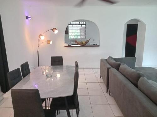 La villa fruitier Cavalier in แซ็ง-โลร็อง-ดู-มาโรนี