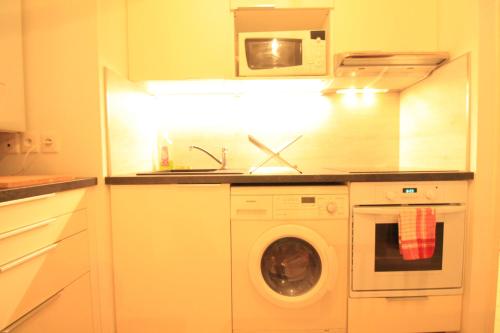 Konyha, Luxe Neuf - 8mn pied RER C-Paris-Eiffel Tower, Parking Rue Gratuit, Balcon Prive, Matelas Bultex 160 in Arpajon