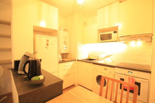 Konyha, Luxe Neuf - 8mn pied RER C-Paris-Eiffel Tower, Parking Rue Gratuit, Balcon Prive, Matelas Bultex 160 in Arpajon