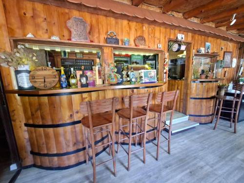 ห้องอาหาร, Burence -m in ชุการิกา