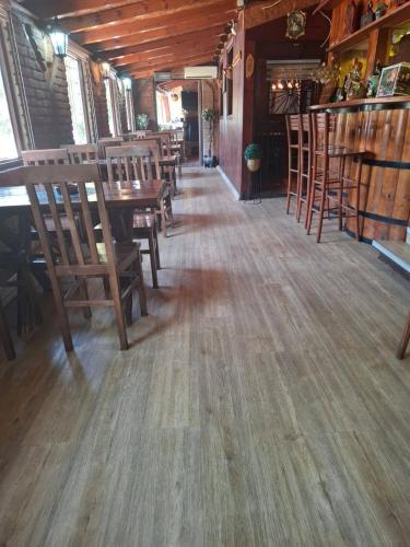 ห้องอาหาร, Burence -m in ชุการิกา