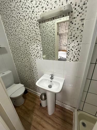 The Villa Hotel - image 9