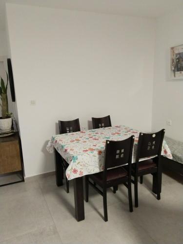 Instalações, Rony's Place in Ashkelon