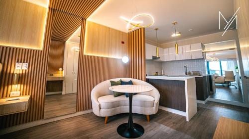 Modern Apt with Pool & Gym