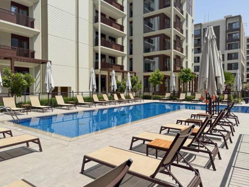 Radiant Luxe Retreat 1BR w Sofa Bed-Sleeps 4- in Lotus 3 - image 3
