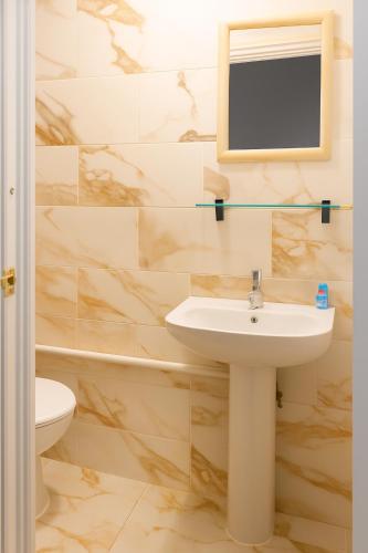 Airport and City Access Stylish 3BR with Garden Plus Parking, Manchester (photo 10)