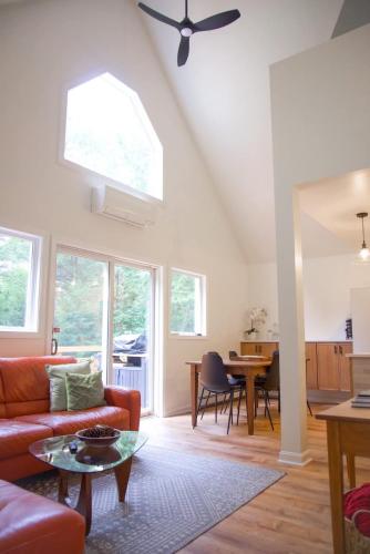 Lincolnville 2BR - Beach Vibes & Backyard BBQ