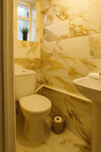 Airport and City Access Stylish 3BR with Garden Plus Parking, Manchester (photo 8)