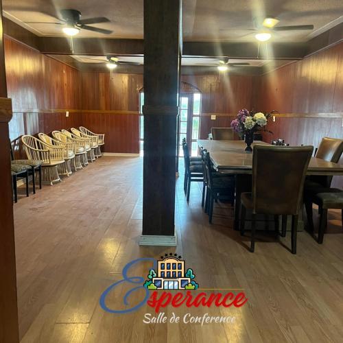 Esperance Hotel Bar Resto in 戈納伊夫