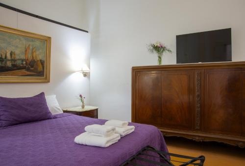 1 queen bed, 4 twin beds