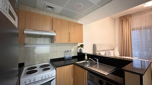 Spontaneous Sea View and High floor Studio Apartment breakfast included 2 people Dubai Marina, Dubaj (fotografie 8)
