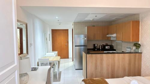 Spontaneous Sea View and High floor Studio Apartment breakfast included 2 people Dubai Marina, Dubaj (fotografie 3)