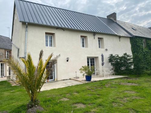 Maison avec vue sur étang gîte à louer Golf Municipal de Bréhal