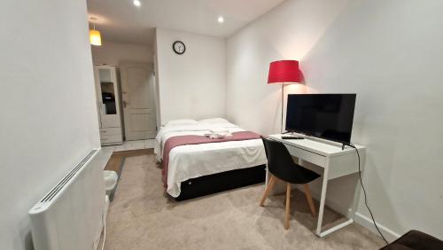 Private Garden Flat in London NEAR Tube Station - Easy Access To Central London Via Central Line, Wanstead