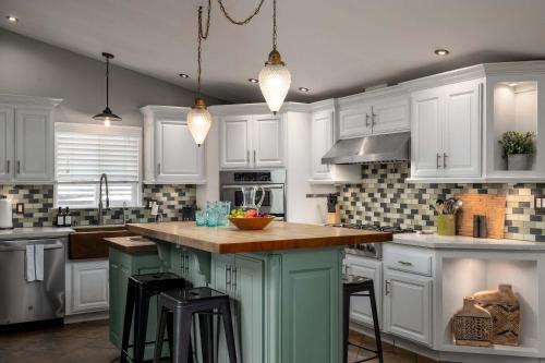 Autumn Adventure - Sleeps 10 - Hot Tub - Billiards in San Carlos